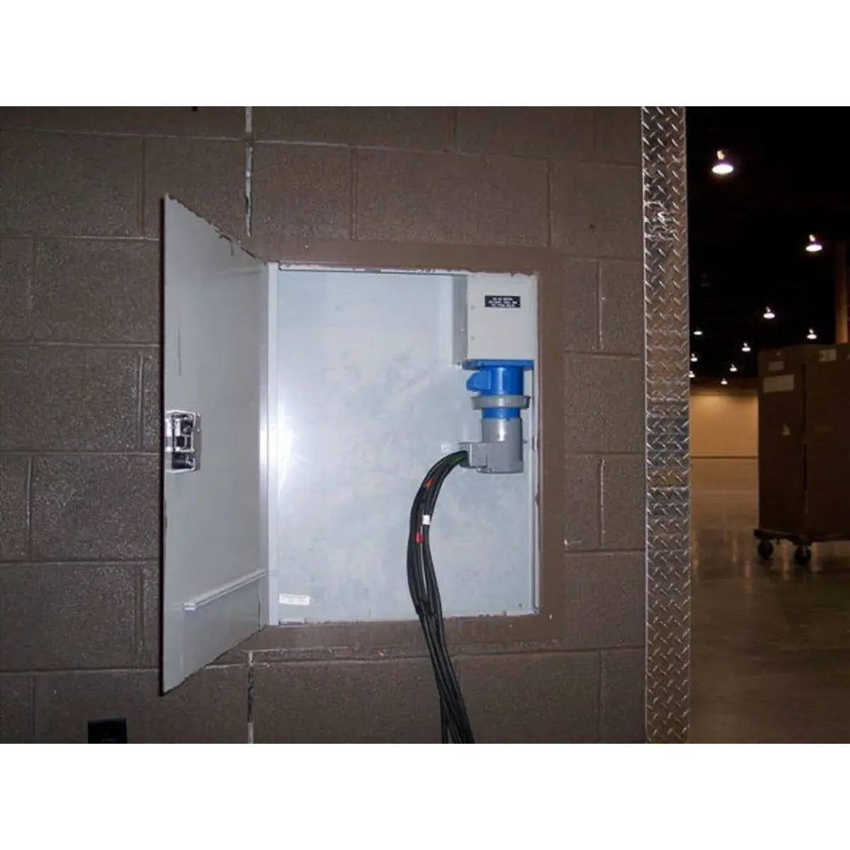 HBL560R9W - Hubbell Wiring Device-Kellems 60A 120/208V 4 Pole 5 Wire Receptacle IEC Pin and Sleeve Devices