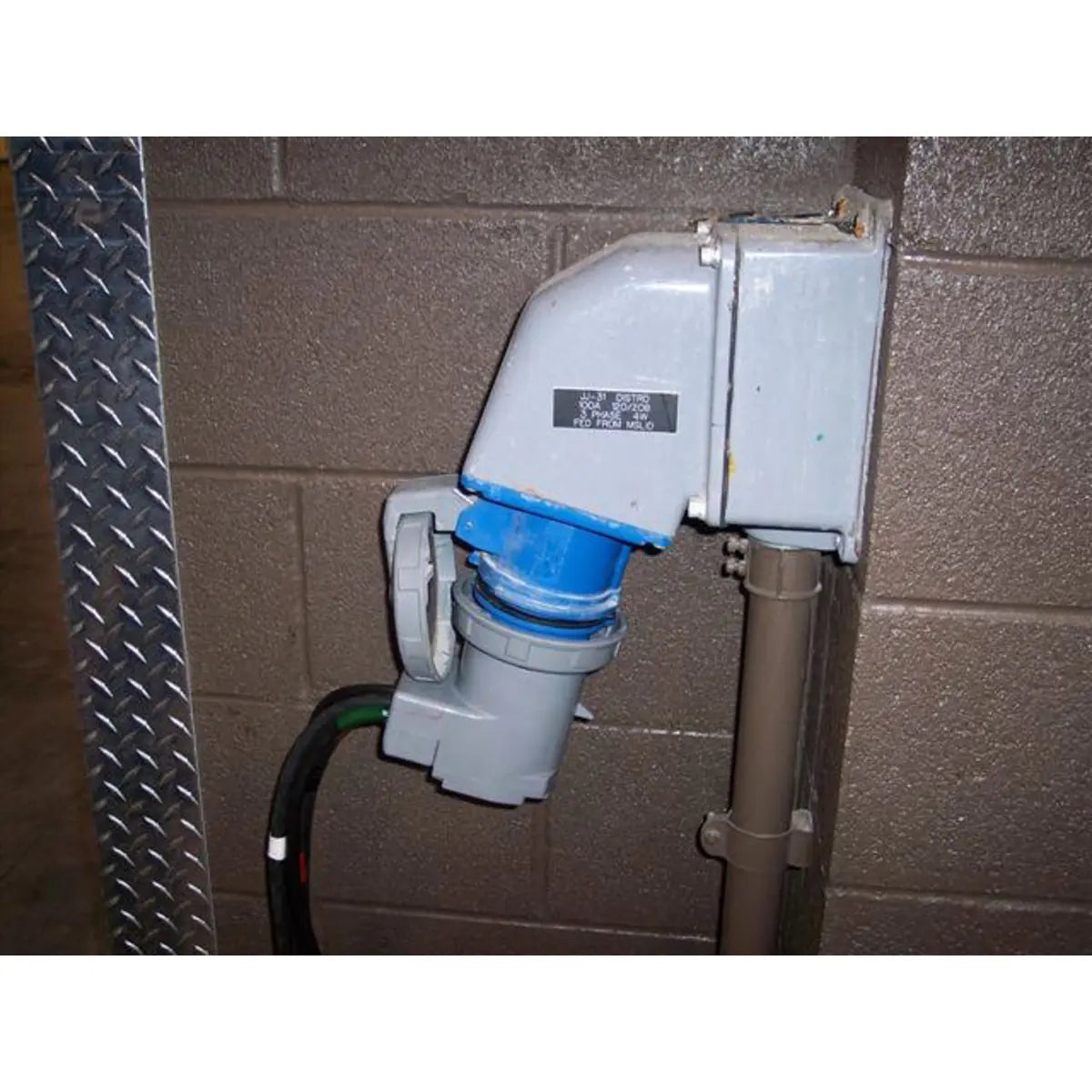HBL560R9W - Hubbell Wiring Device-Kellems 60A 120/208V 4 Pole 5 Wire Receptacle IEC Pin and Sleeve Devices