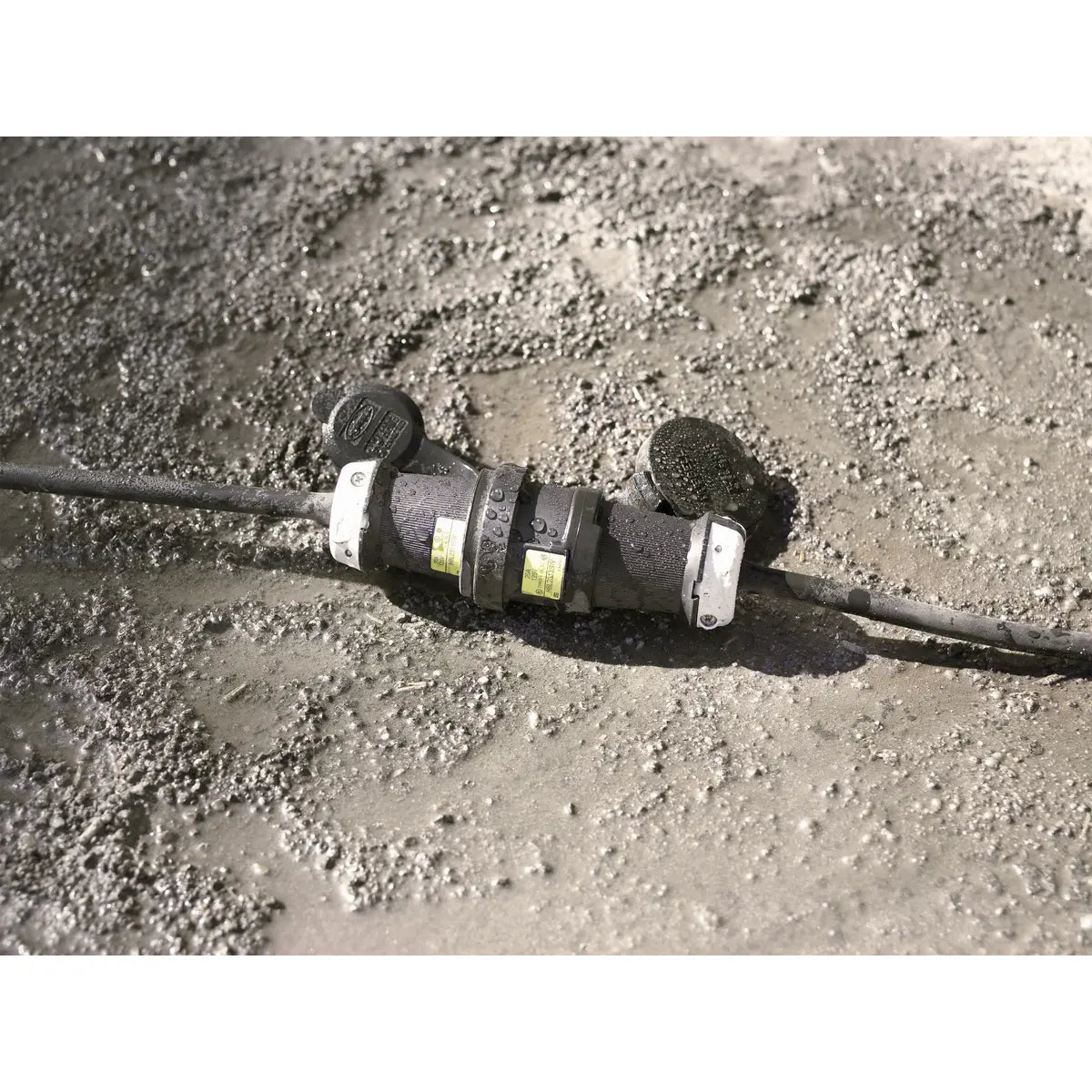 HBL2313SW - Hubbell Wiring Device-Kellems - 20A 125V 2 Pole 3 Wire with Grounding Twist-Lock Device with Female Connector Body